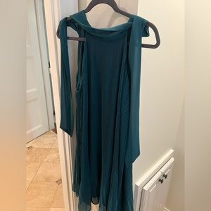 Fabrik emerald green,high neck, flowy, bow tie in back